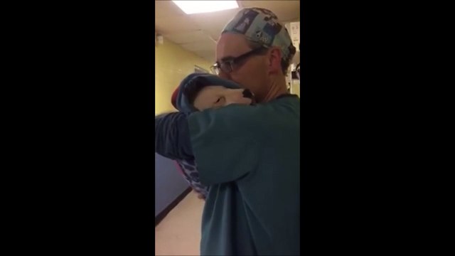Un chiot effrayé réconforté par un vétérinaire. Moment tendresse