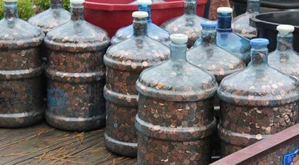 Ele juntou moedas desde os anos 70... O que o banco lhe disse... INACREDITÁVEL!