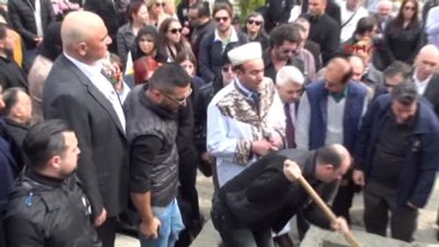 İzmir Sanatçı Sezen Aksu, Annesinin Mezarı Başında Dua Etti-2