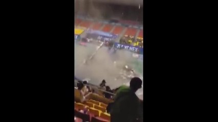 Um teto desmorona durante um torneio de badminton