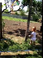 Собака лает, а я крашу дедушке столбик!