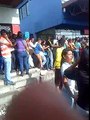 Vea como se empujan las personas a las afueras del Santo Tomé Castillito en Guayana