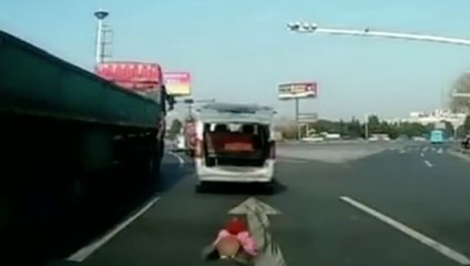 CHOC : Un bébé tombe du coffre d'un van sur une voie rapide