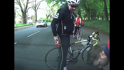 Um ciclista distraído colide com um carro parado