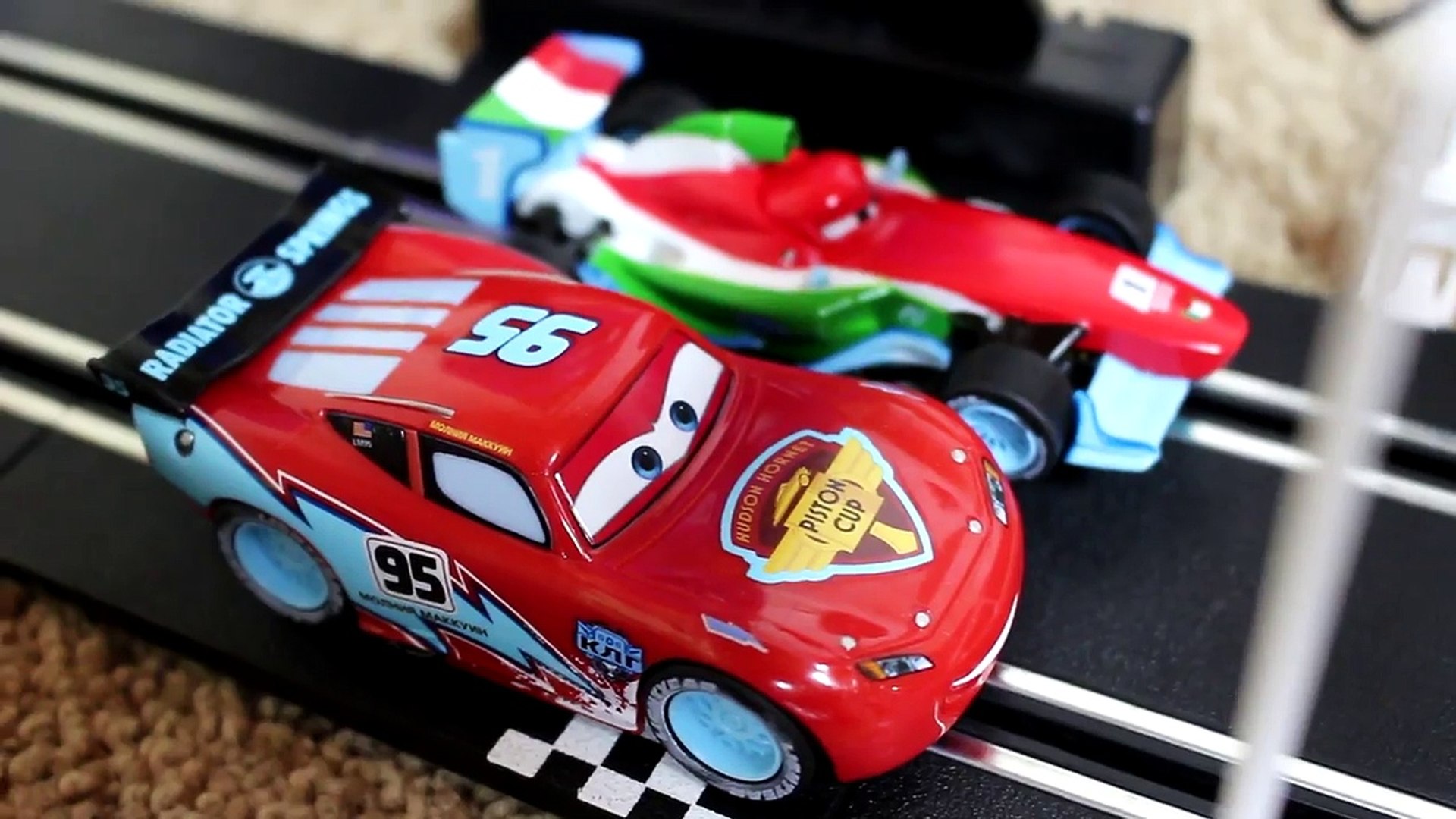 Cars 2 - Set Di 2 Auto Giocattolo Pressofuse: Francesco Bernoulli E Saetta McQueen, Veicoli Da Film Disney/Pixar