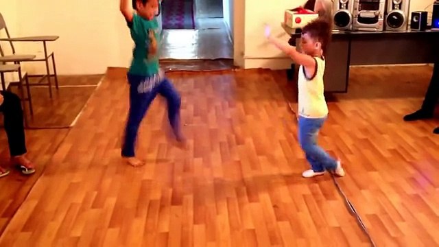 Азербайджанские малыши танцуют !