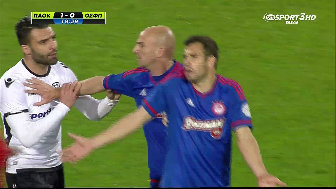 ΠΑΟΚ - Ολυμπιακός: Η αγκωνιά του Μιλιβόγεβιτς στον Χαρίση