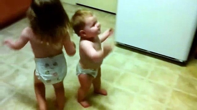Малыши танцуют в подгузниках Детские танцы