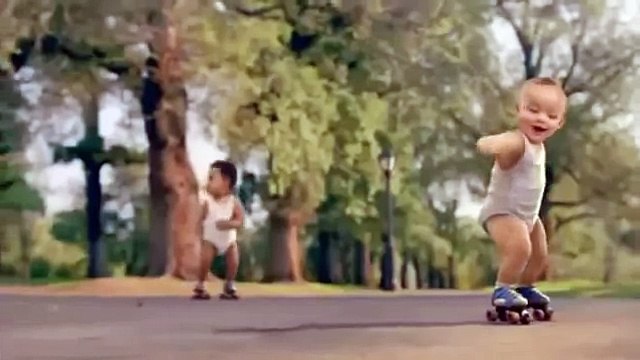 Малыши танцуют на роликах под музыку