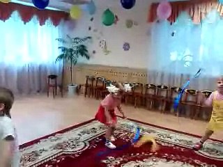 малыши танцуют по показу