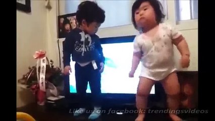 Малыши танцуют