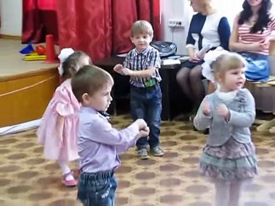 Мы стирали отдыхали. Малыши танцуют в садике
