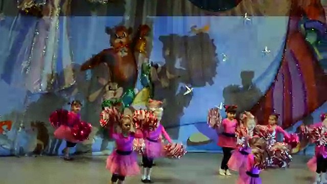 Новогодний позитив, малыши танцуют под машу и медведя