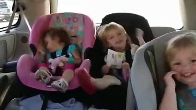 Танцуют Дети под Музыку в Машине!