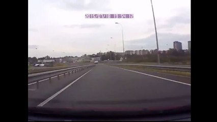 Девушка тупит за рулем учебной машины
