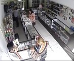 Las Pirañas Mosqueteras de Maracaibo atacan otra vez: Así roban en una tienda de la calle