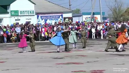 шестилетние малыши танцуют вальс на 9 мая