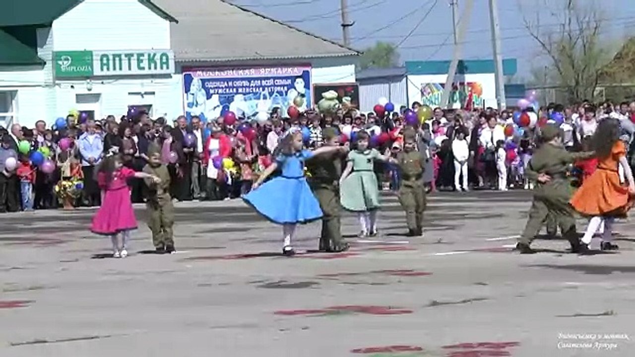 шестилетние малыши танцуют вальс на 9 мая