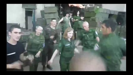 Солдаты Празднуют закрытие котла в Дебальцево дикими танцами