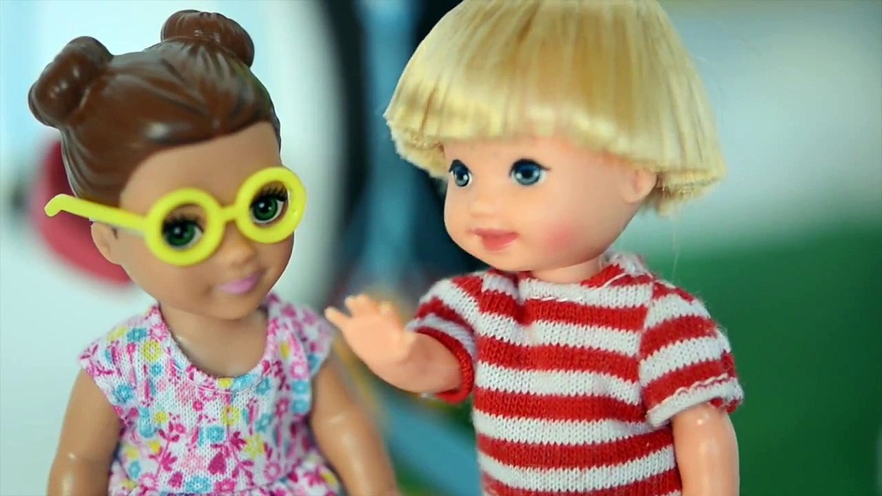 Frozen Elsa Leva Tommy Para Dra. Barbie Oculista!!! Em Portugues Tototoykids