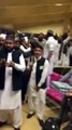 ملعون پرویز رشید کراچی سے اسلام آباد کیلئے فلائٹ میں سورا ھوئے تو جہاز میں بیٹھے مس1)افروں نے جوتوں کے زریعے اسکی خوب مرمت کی