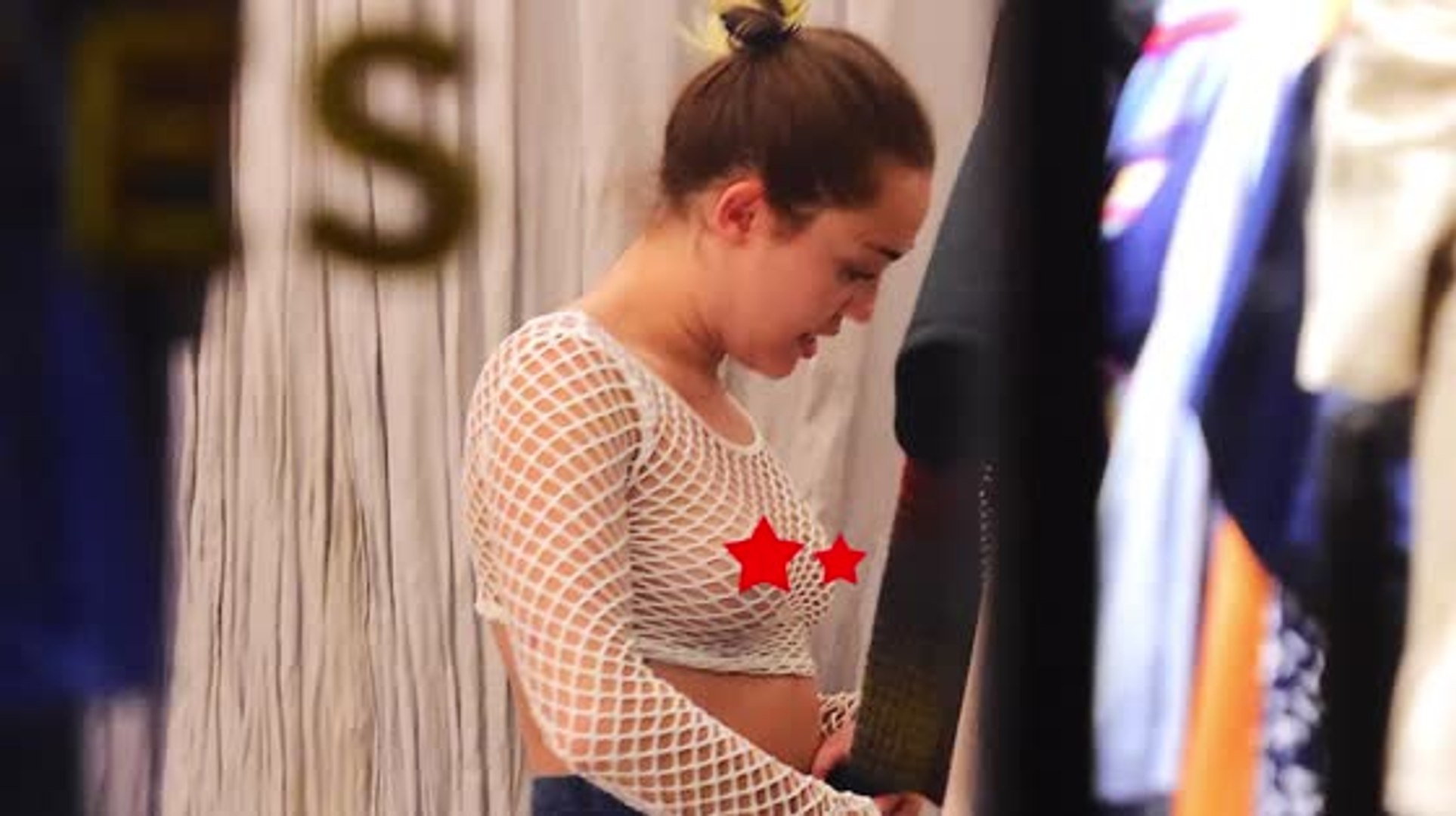Miley Cyrus: Shopping Date with Mom in SOHO With NO Bra! - video Dailymotion