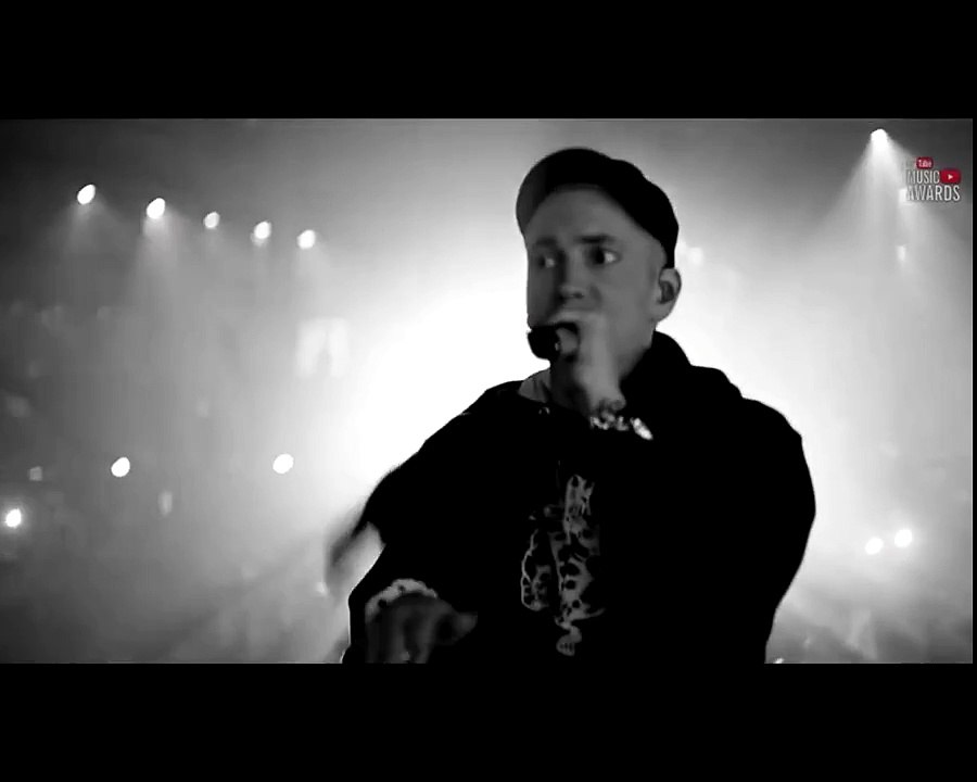 Eminem performing Rap God LIVE at the YTMAs (just the fast part) (killed it)