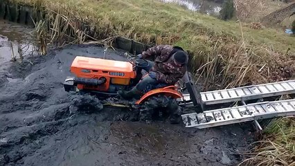 Télécharger la video: Kubota 6001 wyjazd z blota. Japonski traktorek ogrodniczy. www.traktorki-japonskie.waw.pl