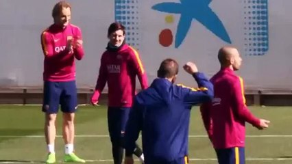 Lionel Messi cae y 'besa el suelo' en un rondo ante las risas de sus compañeros
