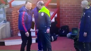 kendini yere atarak hakeme pozisyonu anlatmaya çalışan van gaal