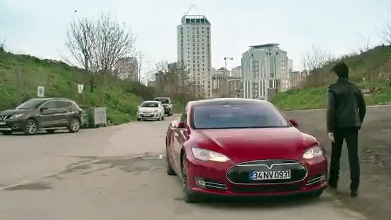 show tv'den elektrikle çalışan tesla model s’e benzinli motor sesi