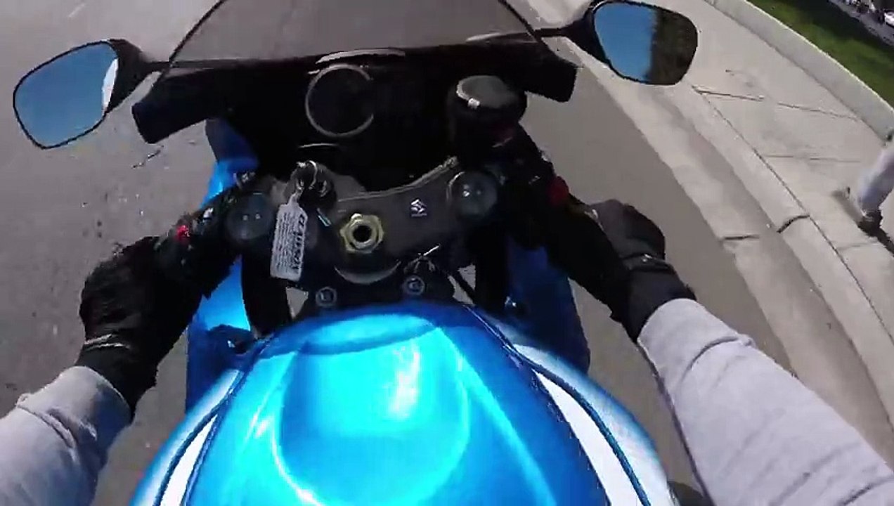 Un motard tombe sur un policier particulièrement cool
