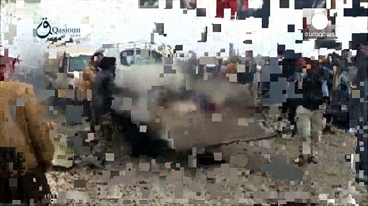 Siria: in fila per gli aiuti umanitari mentre la guerra continua