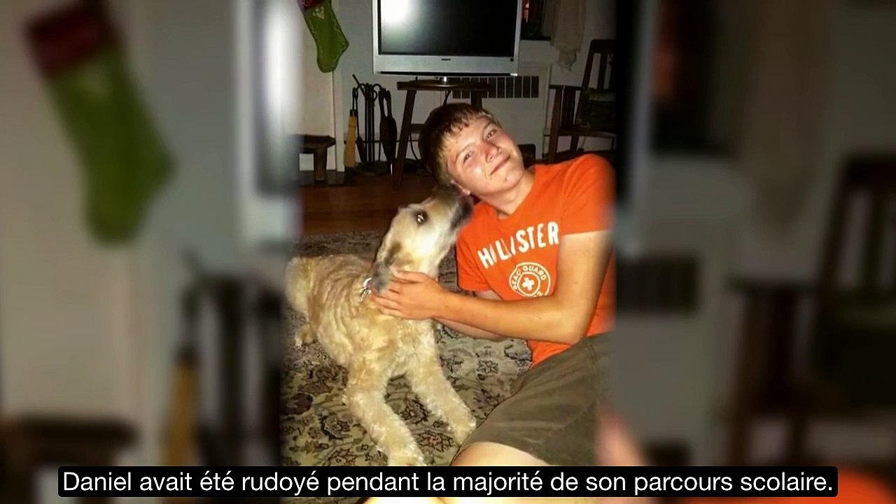 Une mère allume le téléphone de son fils et déc...