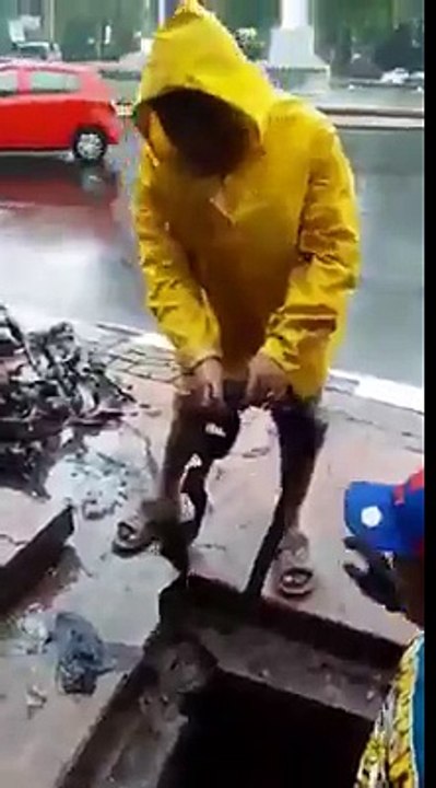 Jakarta Di Sabotase agar Banjir. Video ini Menunjukkan Bertruk-truk Kulit Kabel di Buang di Dalam Got