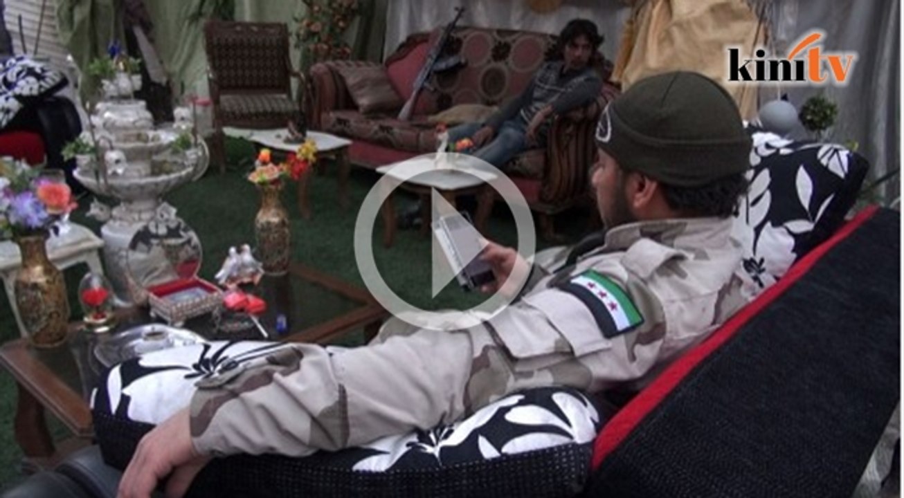 Letak senjata seketika, pemberontak seronok bermain video