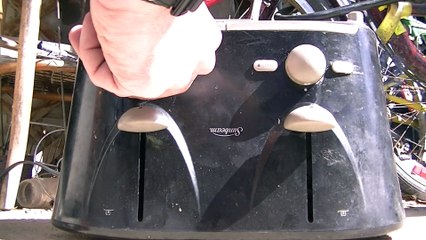 Sunbeam 4 slice slot toaster goes up in smoke and flames when operated upside down!