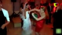 Mulher se empolga nos passos de dança em casamento