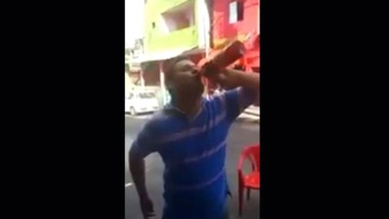 Un homme boit une bouteille cul sec et s’écroule violemment