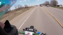 Un motard chute à cause d'un chien, et manque de peu à se faire écraser