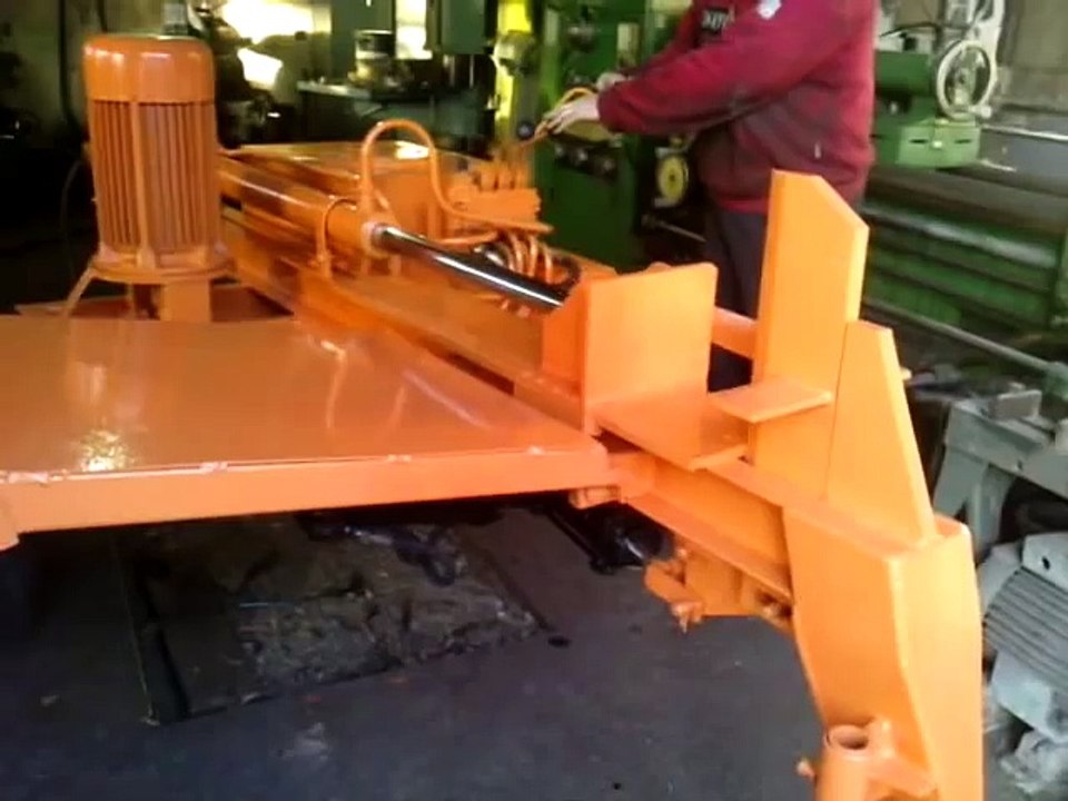 Masina crapat lemne, crapator lemne foc, masina spart butuci. Wood splitting machine. Log splitter.