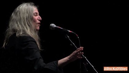 Patti Smith chante "Because The Night" acapella