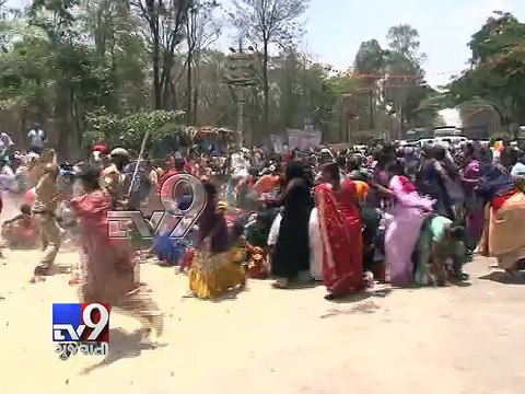 Bengaluru - Garment factory workers protest against Govt's decision of withdrawal of provident fund, clash with Police -
