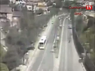Taksinin İETT otobüsüne çarpma anı kamerada