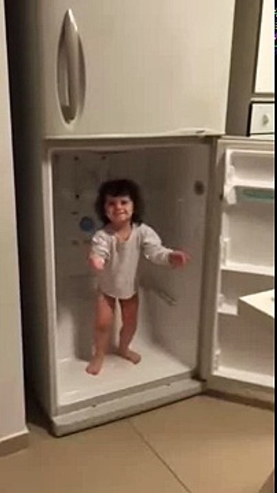 ילדה קטנה שרה בתוך מקרר