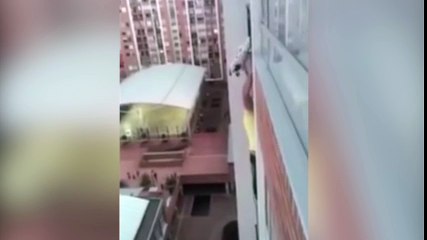De vértigo: sale por el balcón, escala y salva a perro en apuros