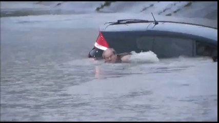Reportero salva en directo a hombre que se hundía con su coche