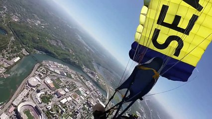 Des forces spéciales atterrissent en Parachute dans un Stade aux Etats-Unis