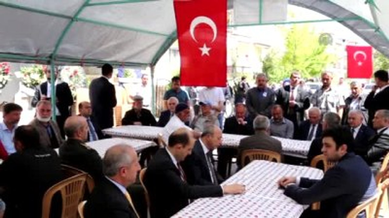 Bakan Yıldırım ve Elitaş, Şehit Polis Sinan Kunduracı'nın Babaevini Ziyaret Etti