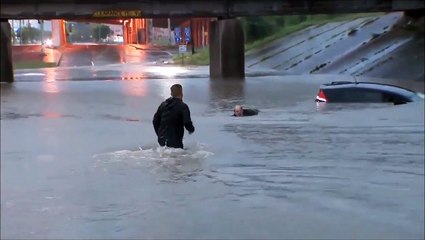 Un automobiliste sortit de l'eau par un journaliste en direct